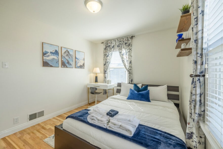 Building Photo - 356 E Utopia Ave