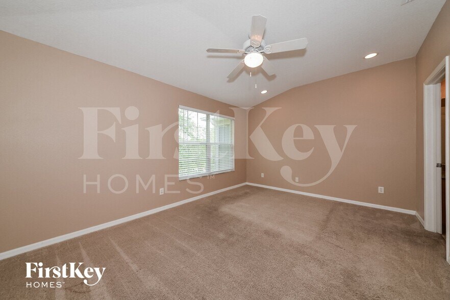 Building Photo - 15825 Fishhawk Falls Dr