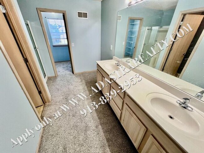 Building Photo - Spacious 3 Bed, 2 Bath, 2 Half Bath Townhome in Lee's Summit-Available NOW!!