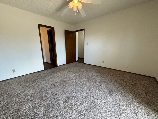 Building Photo - Gorgeous 3 bedroom 2 bathroom duplex