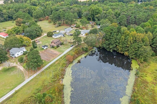 Building Photo - 65 Birdhouse Ln