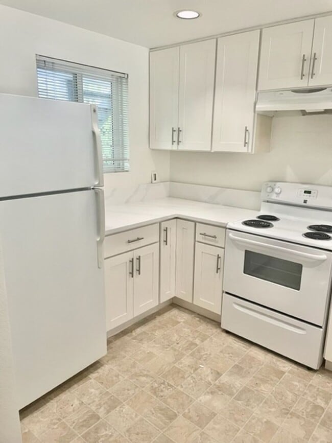 Building Photo - Location, Location, Location Prime Bellevue Condo with Private Balcony