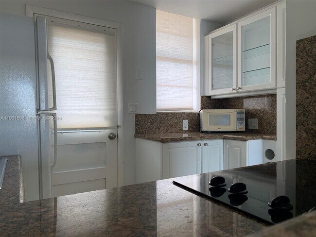 Building Photo - 2999 Point E Dr