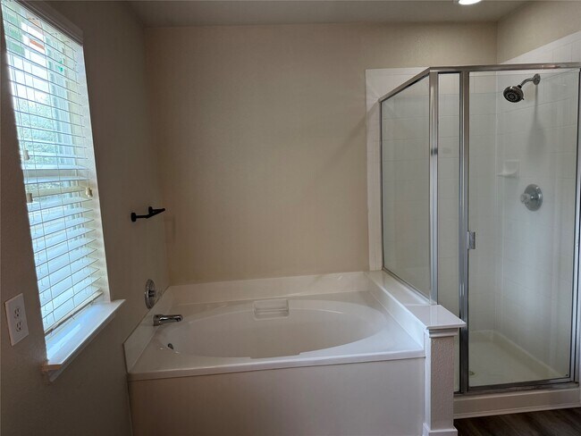 Building Photo - 3933 Brook Hollow Dr