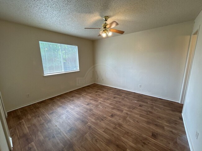 Building Photo - 2108 Carousel Dr