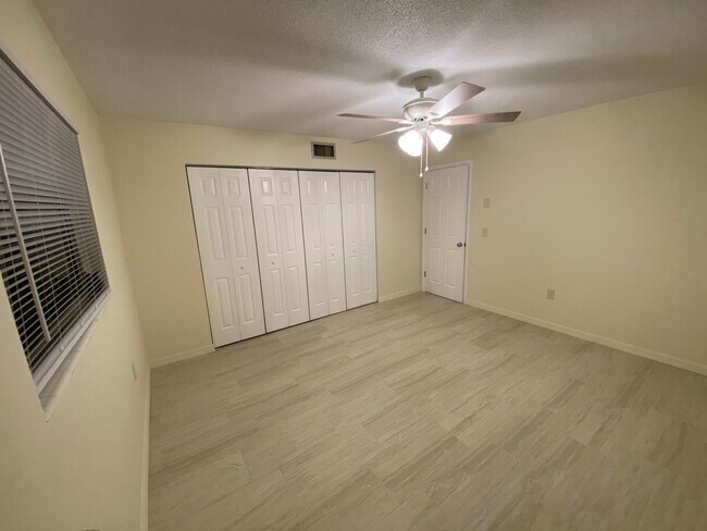 Building Photo - 2385 Poinsettia Dr