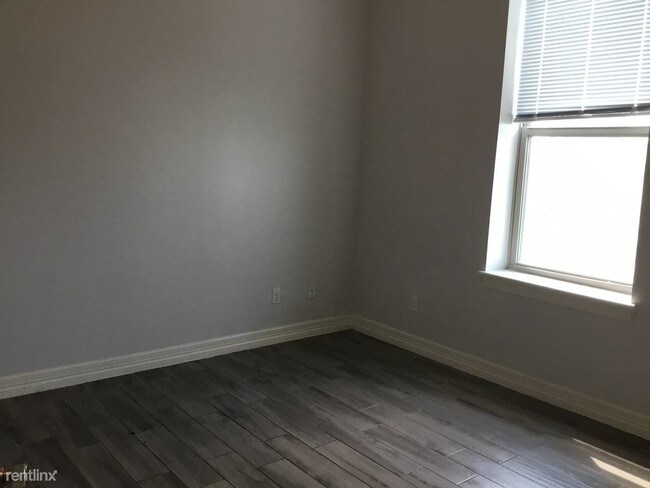 Building Photo - 107 E Acapulco St