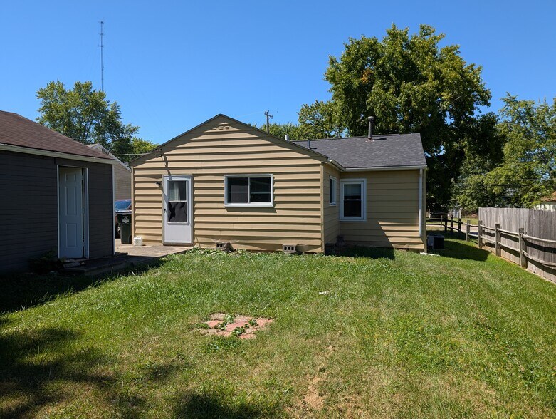 Building Photo - 8076 Lawrence Dr