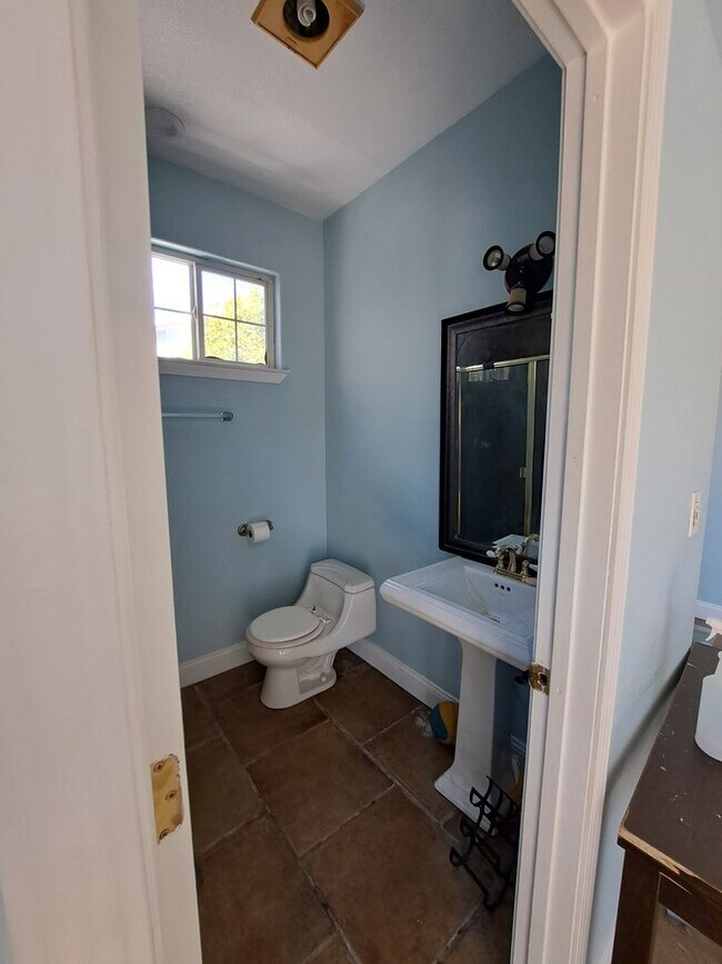 Building Photo - Expansive Oasis with a Guest House, Pool, ...