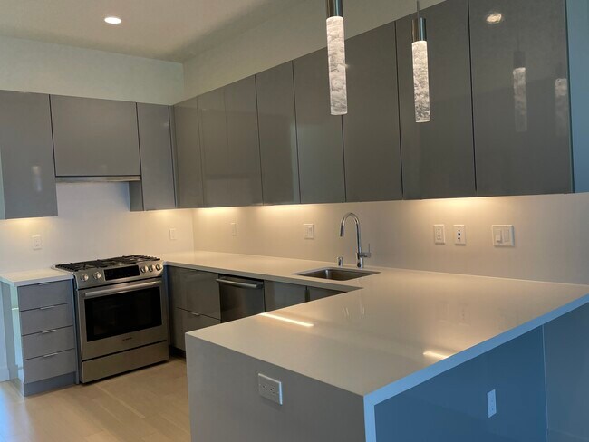 Kitchen - 572 Hudson Ave