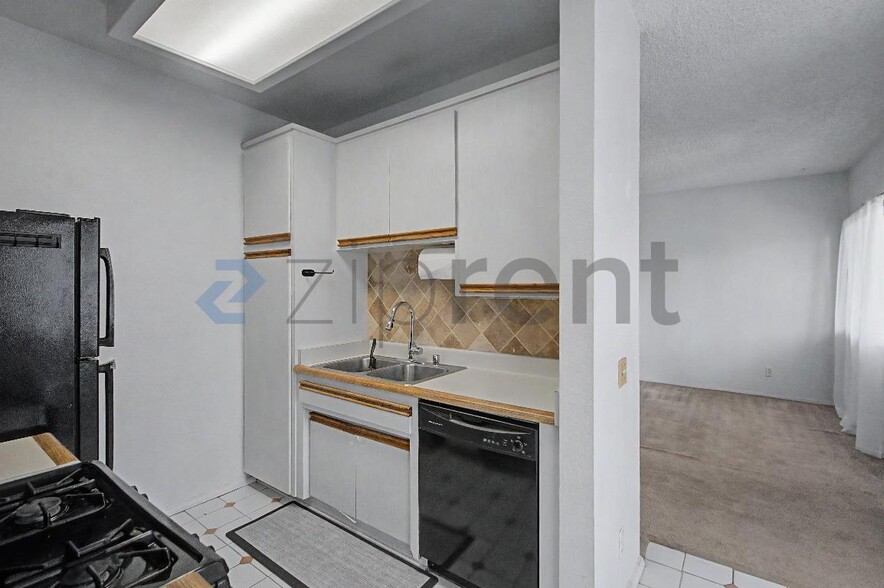 Building Photo - Unit 6