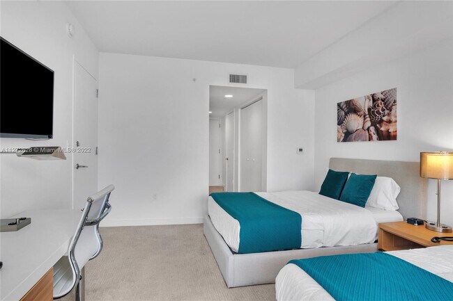 Building Photo - 2602 E Hallandale Beach Blvd