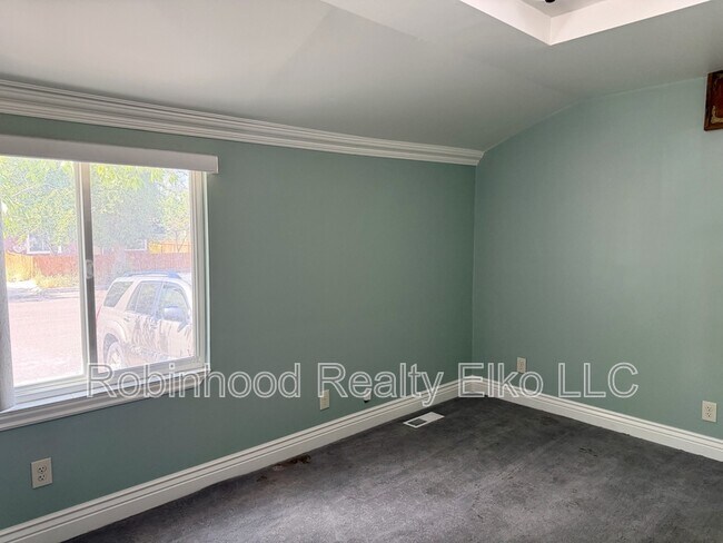 Building Photo - 698 4th St