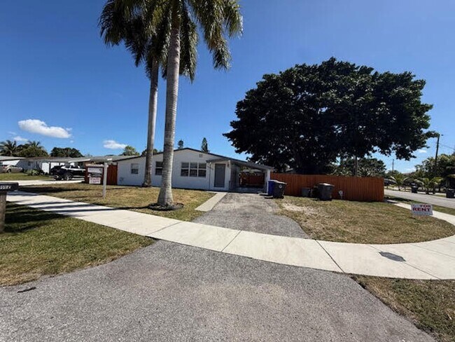Building Photo - The perfect corner House with 3 beds 2 bat...
