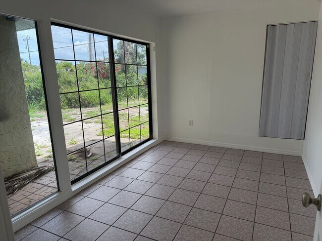 Building Photo - 2208 N Lockwood Ridge Rd