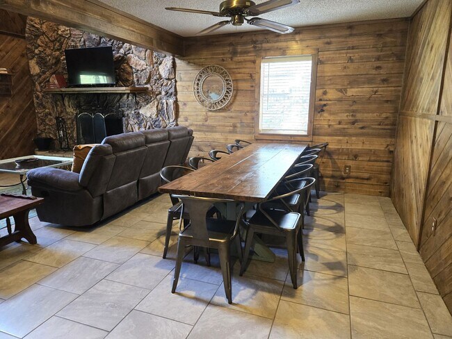 Building Photo - Large Three Bedroom Home Close To Midtown ...