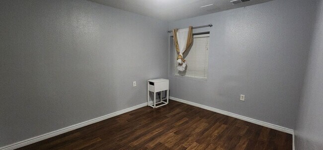 Building Photo - 4236 S Tempe Ct