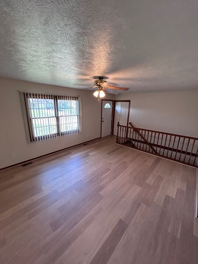 Building Photo - 963 Vos St