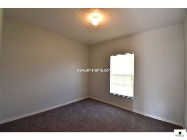 Building Photo - Very Nice cozy 3bd 2ba with a nice size back yard in Poinciana a definite must see!