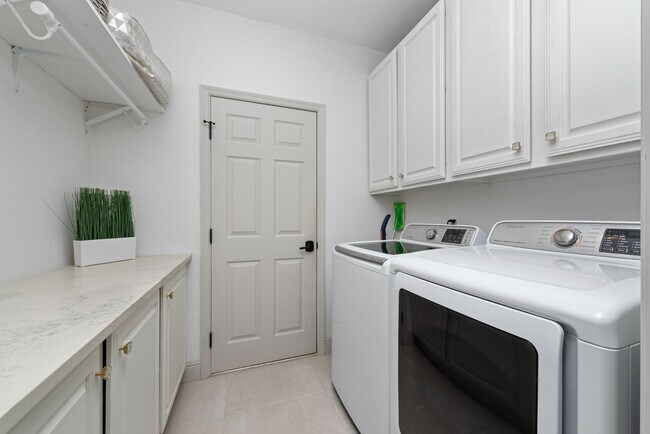Building Photo - 502 Via Del Oro Dr