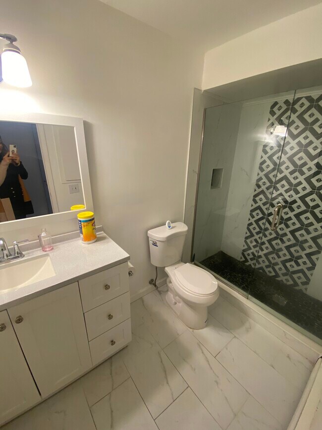 Building Photo - 719 E Walled Lake Dr