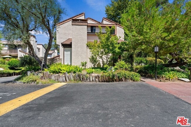 Building Photo - 5757 Owensmouth Ave