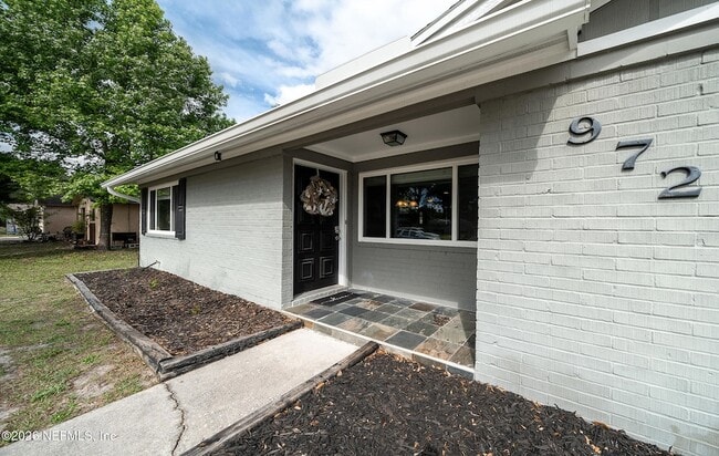 Building Photo - 972 Dostie Cir