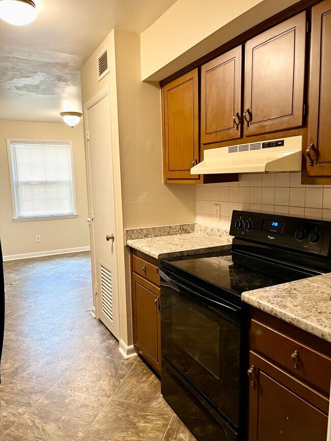 Building Photo - Largest Unit in Oglethorpe Place, 3bd/2.5ba 1700+ sqft, fireplace, and community pool and tennis!