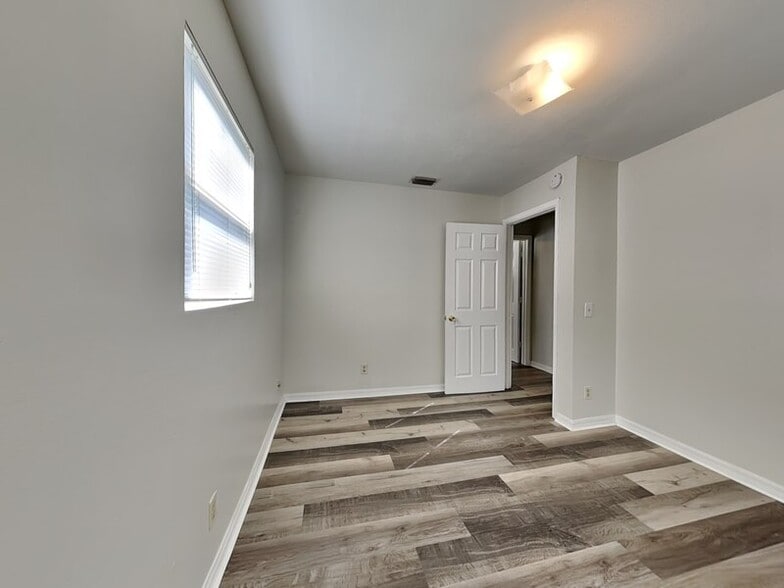 Building Photo - 1527 S Central Ave