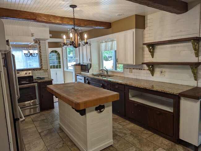 Building Photo - Luxurious 4 bedroom 2 bath house with river view - pet-friendly!