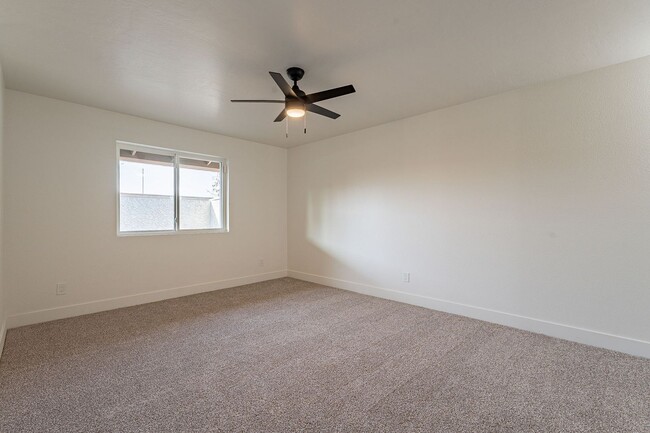 Building Photo - Fresh & Clean Townhome in North Phx!