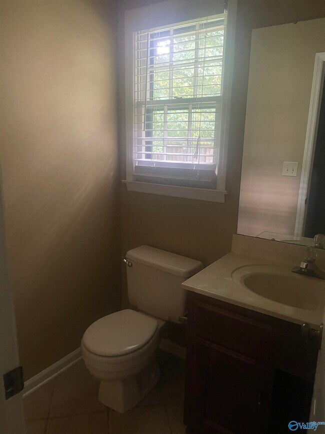 Building Photo - 1808 Hollytree Dr NW