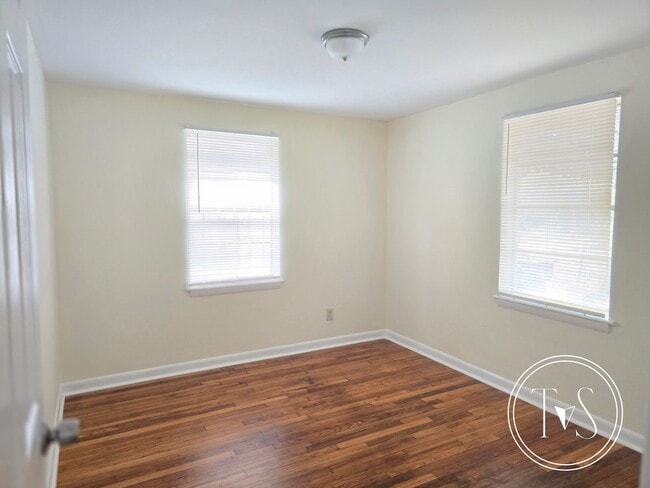 Building Photo - 816 W 48th St