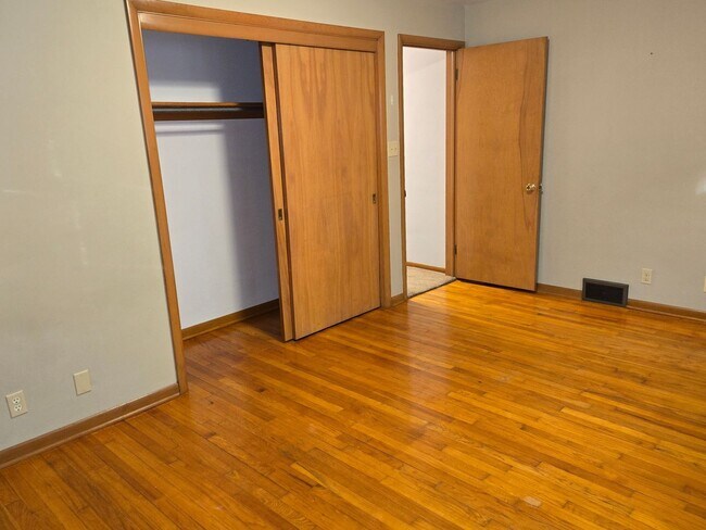 Building Photo - 132 Corll St