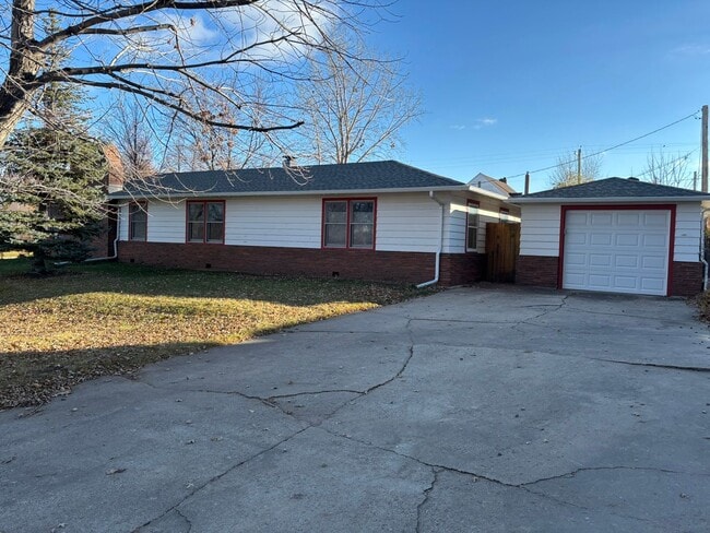 Building Photo - 3 BED | 1.5 BATH | SPACIOUS HOME | CENTRAL