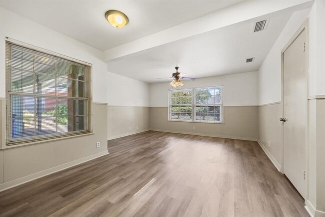 Building Photo - 1702 Ridgemont Dr