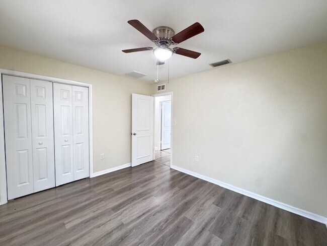 Building Photo - Charming 3/2 with Modern Updates