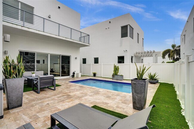 Building Photo - 9995 NW 75th St