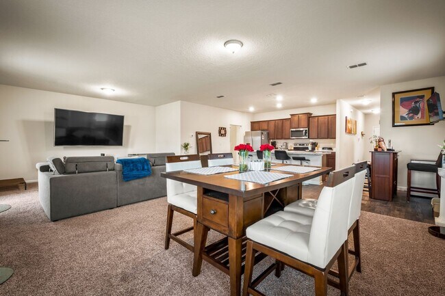 Building Photo - Beautifully Apportioned 2-Story Home in Fox Creek