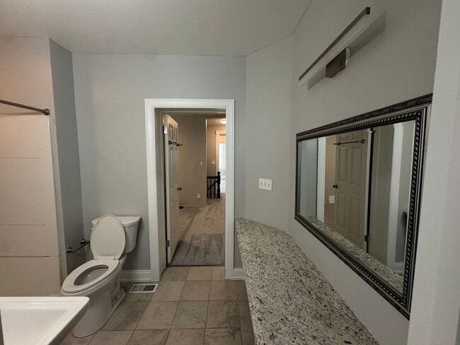 Building Photo - Available NOW! 3 Bed 2 Full Bath Townhome ...