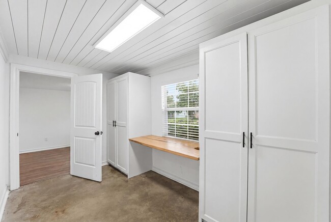 Building Photo - 2044 Des Jardines St