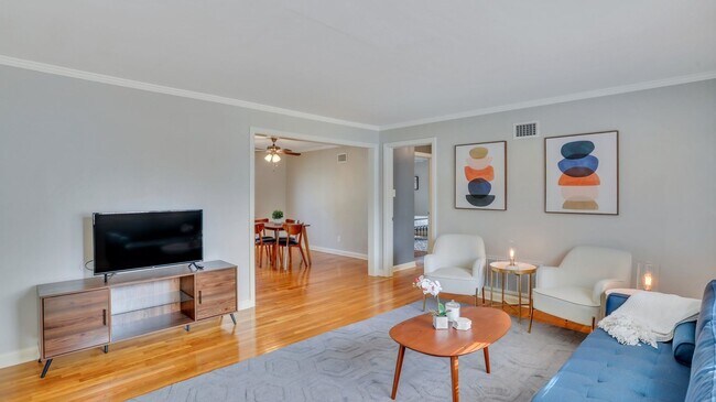 Building Photo - Beautifully renovated Move-in Ready 2bed 1...