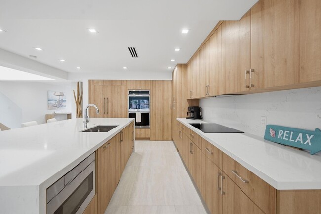 Building Photo - 1173 Hillsboro Mile Unit 22