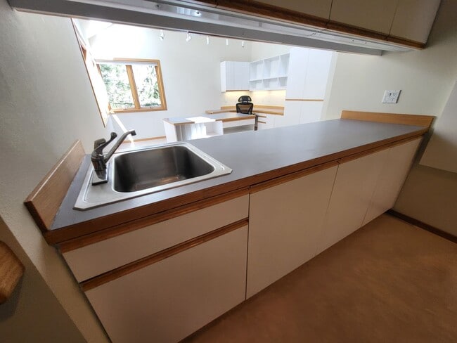 Building Photo - FULLY FURNISHED - 3 Bed 3 Full bath-office...