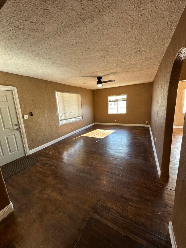 Building Photo - 703 N 5th St