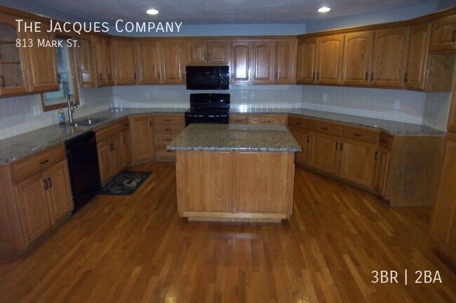 Building Photo - 813 Mark St