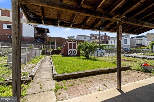 Building Photo - 106 W 5th St