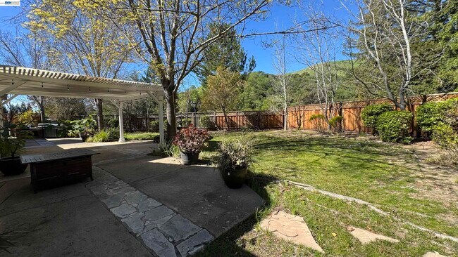 Building Photo - 118 Deer Meadow Terrace