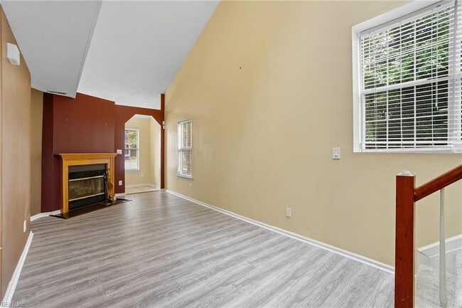 Building Photo - 716 Aylesbury Dr