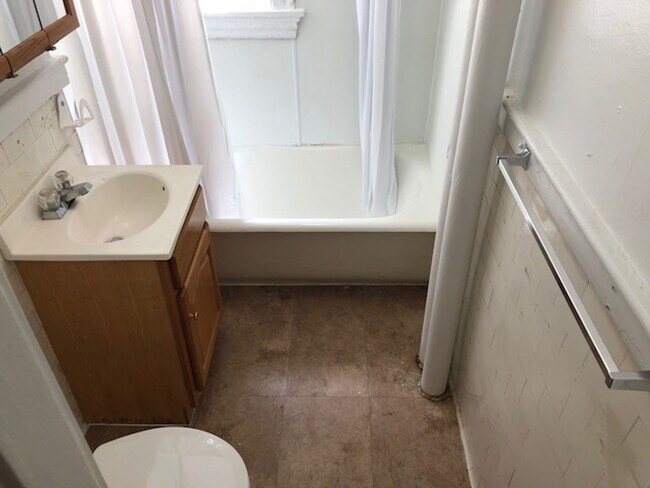 Building Photo - 9/1 No Fee! Spacious Studio in Fenway/Kenmore!